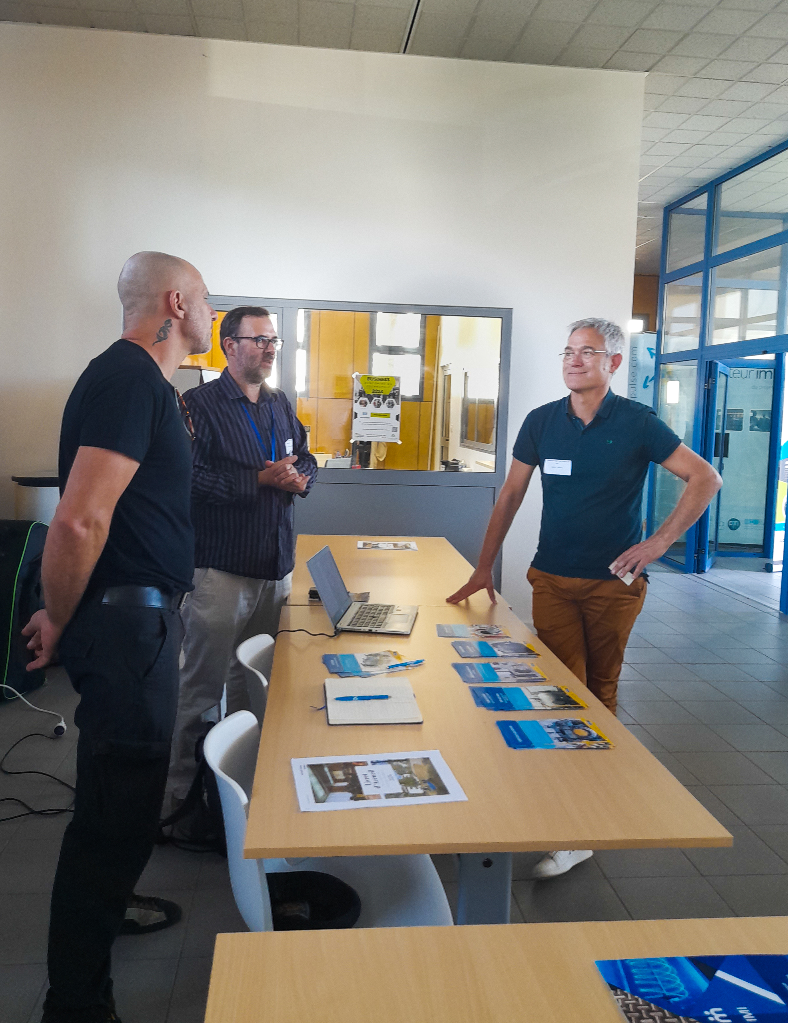 Cédric Fages, chef de projet de l'Institut IMI devant le stand Laboratoire d'Astrophysique de Marseille à la Business Rencontre du technopôle 2024