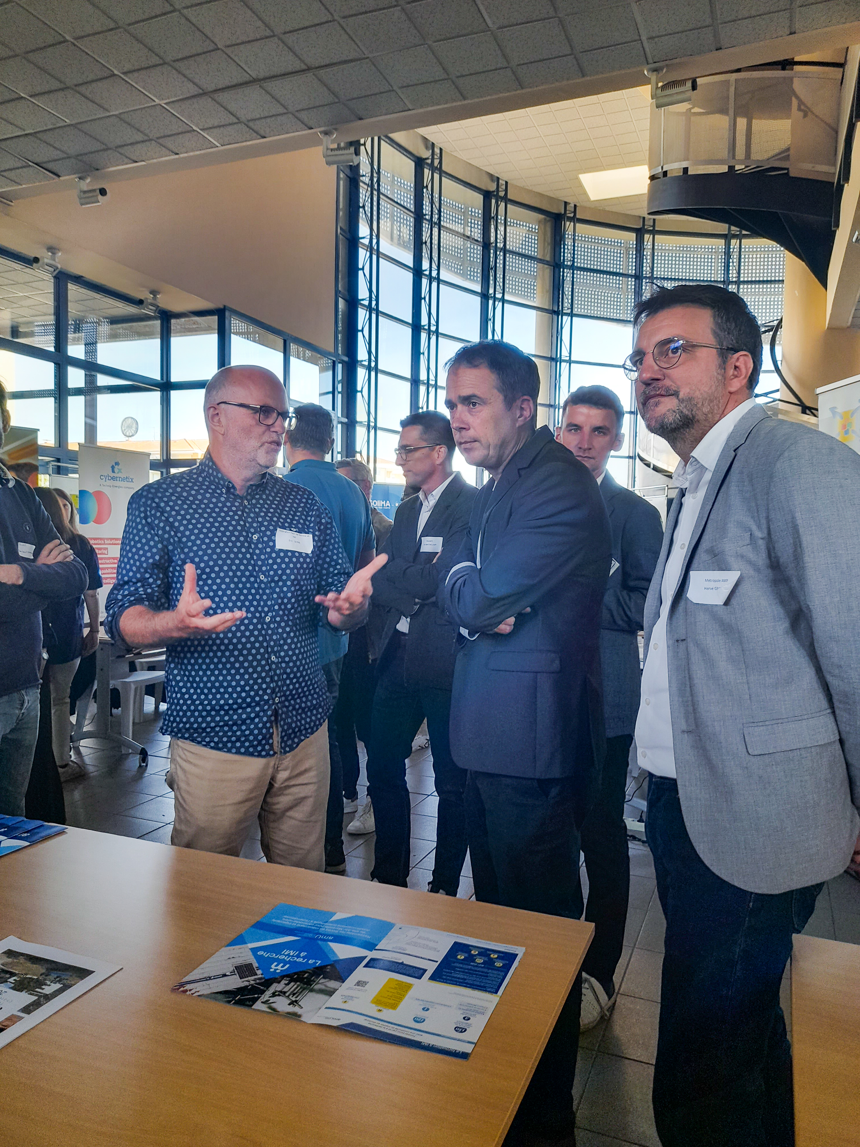 Eric Serre, directeur de l'institut de Mécanique et d'Ingénierie parlant à Arnaud Mercier, maire de Venelles lors de la Business Rencontre du technopôle 2024