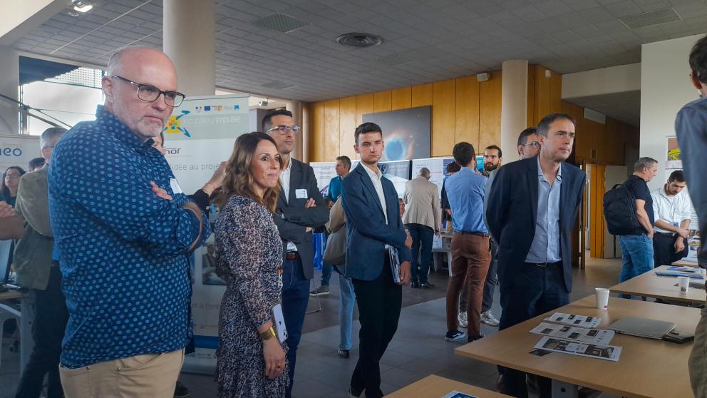 Eric Serre, directeur de l'institut de Mécanique et d'Ingénierie, Arnaud Mercier maire de Venelles et d'autres visiteurs devant un stand de la Business Rencontre du technopôle 2024